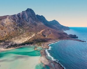 Les plus belles plages de Crète entourées de montagnes