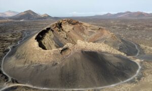 Pourquoi appelle-t-on Lanzarote : l'île aux 300 volcans ?